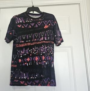 Black and Purple   Graphic T-Shirt Size Medium {BX22}